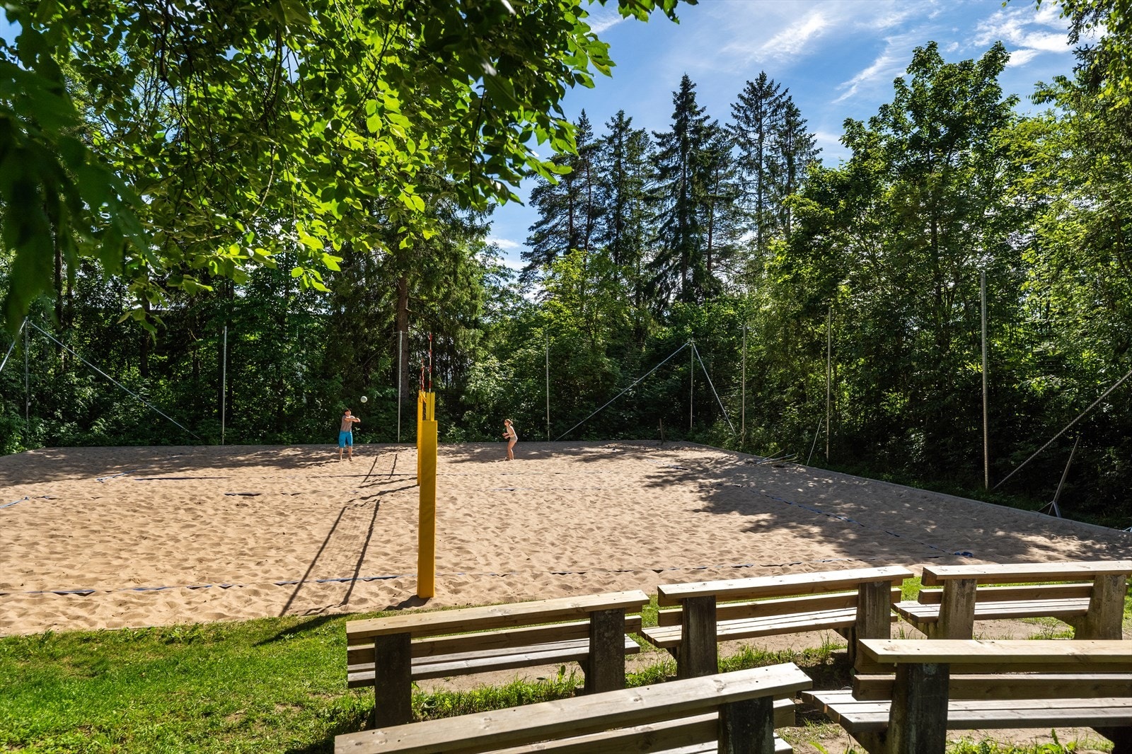 Rett ved boligen er det tilgang til volleyballbane. Galleribilde