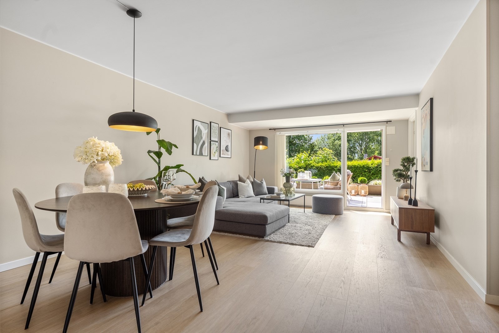 Store vindusflater slipper inn rikelig med naturlig lys. Galleribilde