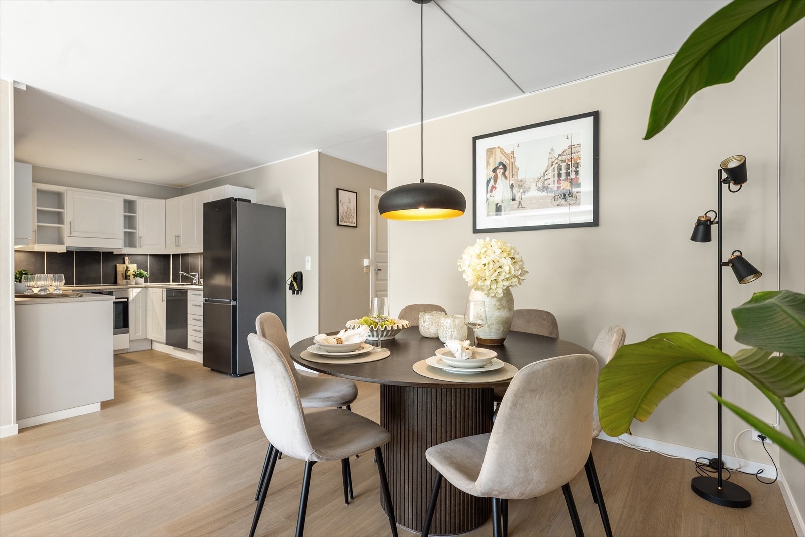 I tilknytting til kjøkkenet er det god plass til spisegruppe - perfekt for å samle venner og familie til hyggelige sammenkomster. Galleribilde