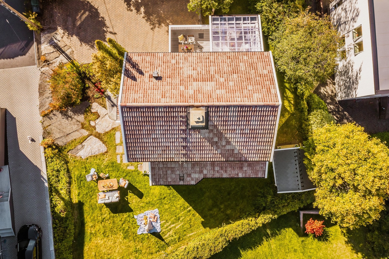 Grønne omgivelser omkranser huset fra nesten alle kanter. Galleribilde