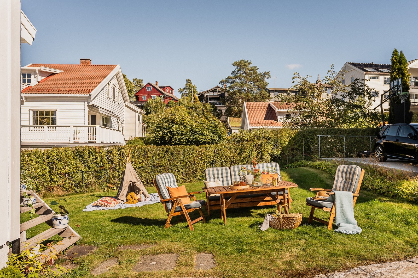 Hagen er flat og lettstelt, med god plass til lek eller en liten sitteplass Galleribilde