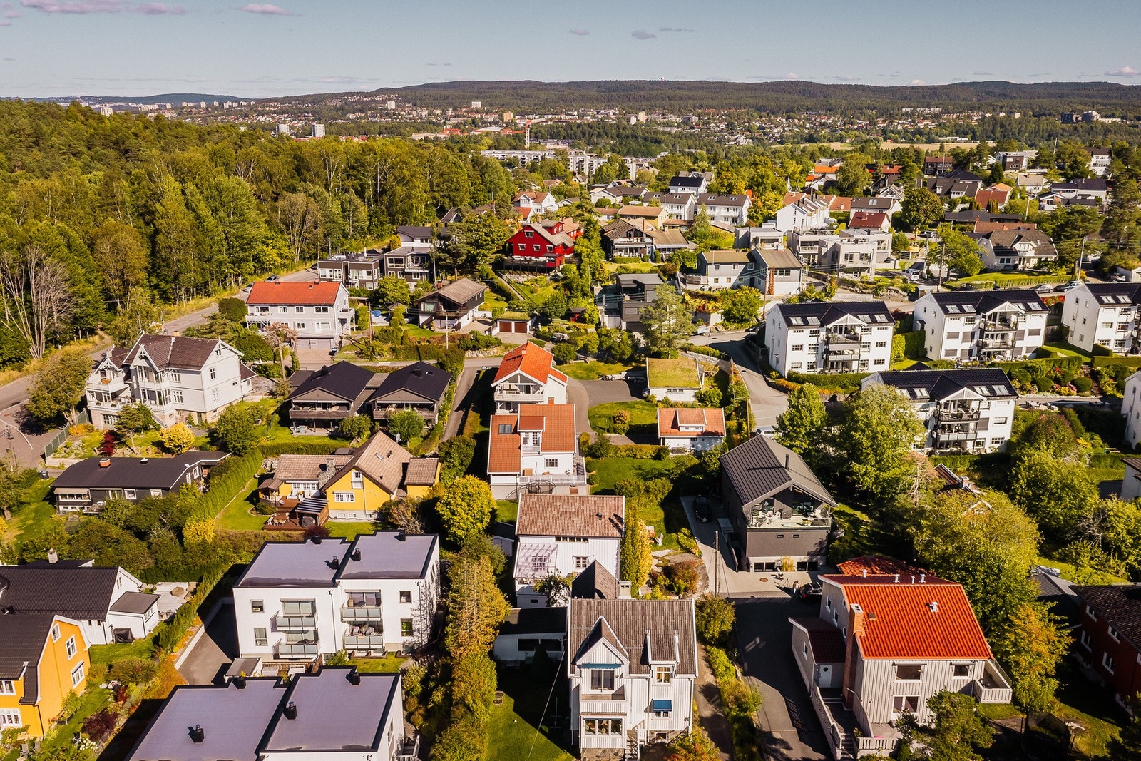 Nærområdet er preget av store eneboliger, grønne innslag og så klart naturen som nærmeste nabo. Galleribilde