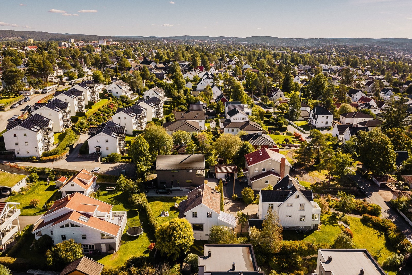 Boligen ligger i et område der barnefamilier trives, med trygge omgivelser og lite gjennomgangstrafikk. Galleribilde