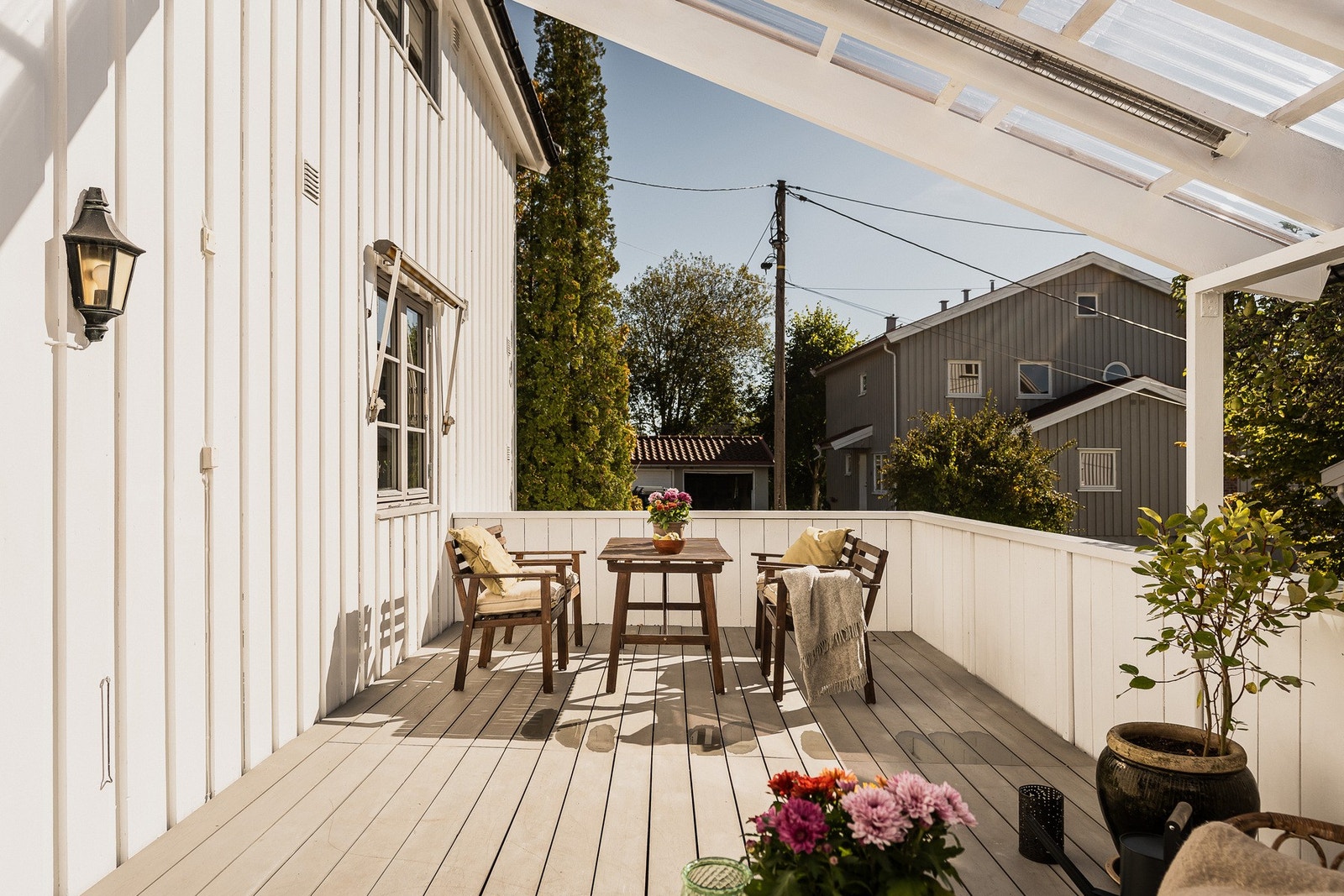 Terrassen er på ca. 23 m² og delvis overbygget, noe som gir flere bruksmuligheter. Galleribilde