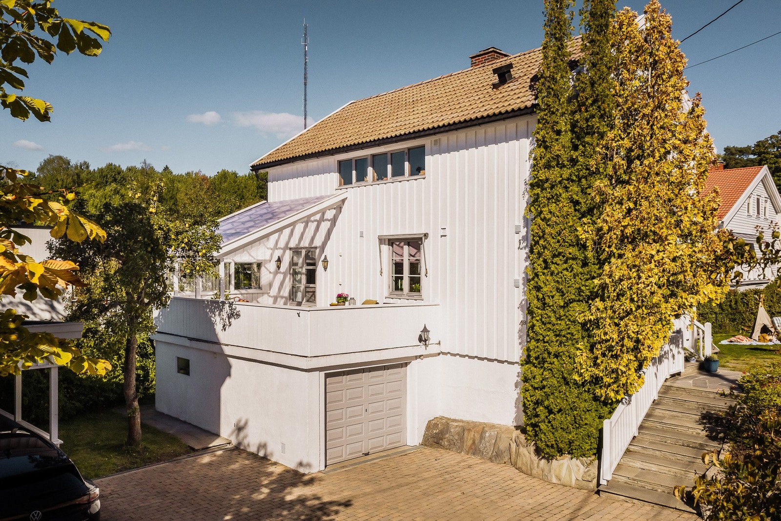 Eneboligen fremstår med klassisk fasade og har garasje i tilknytning til kjelleren samt egen parkeringsplass på tomten. Galleribilde