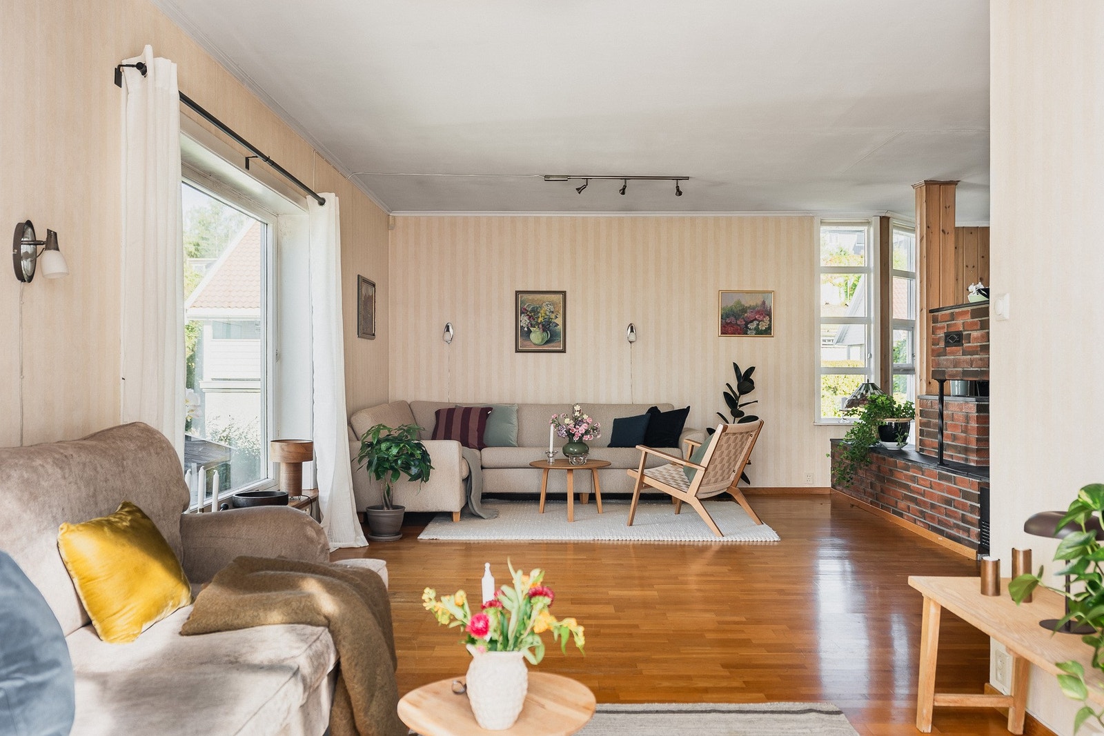 Stuen har god størrelse og plass til to sittegrupper. Galleribilde