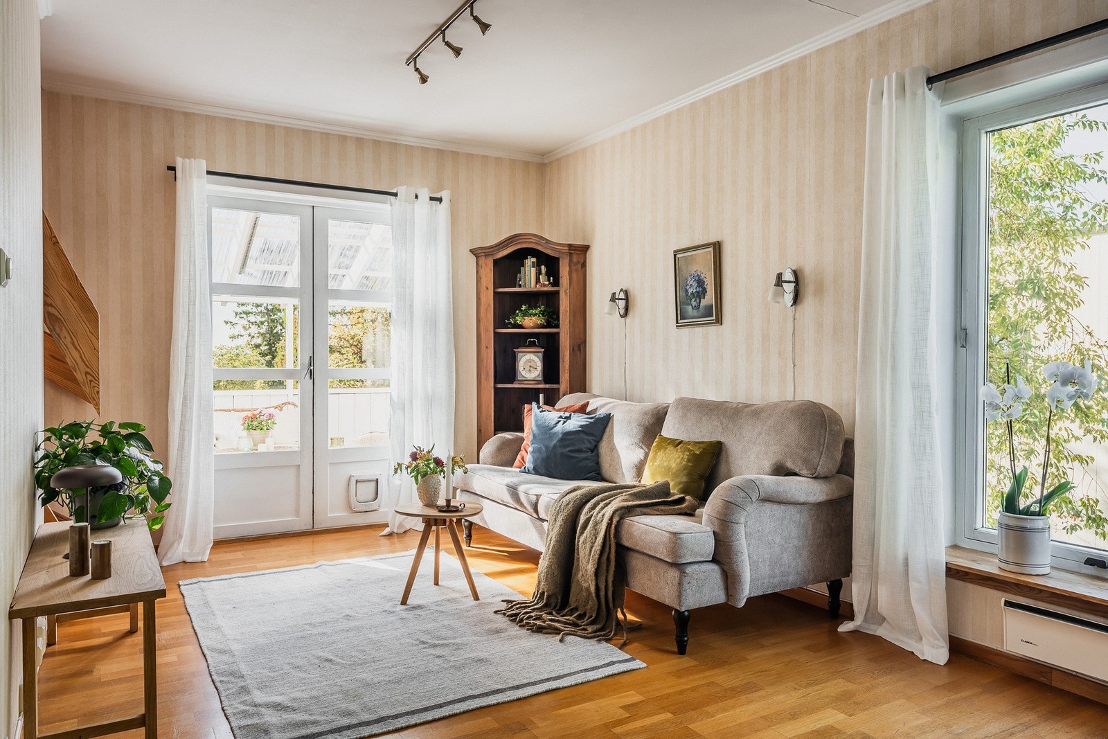 Store vindusflater gir rommet et fint lysinnfall. Galleribilde