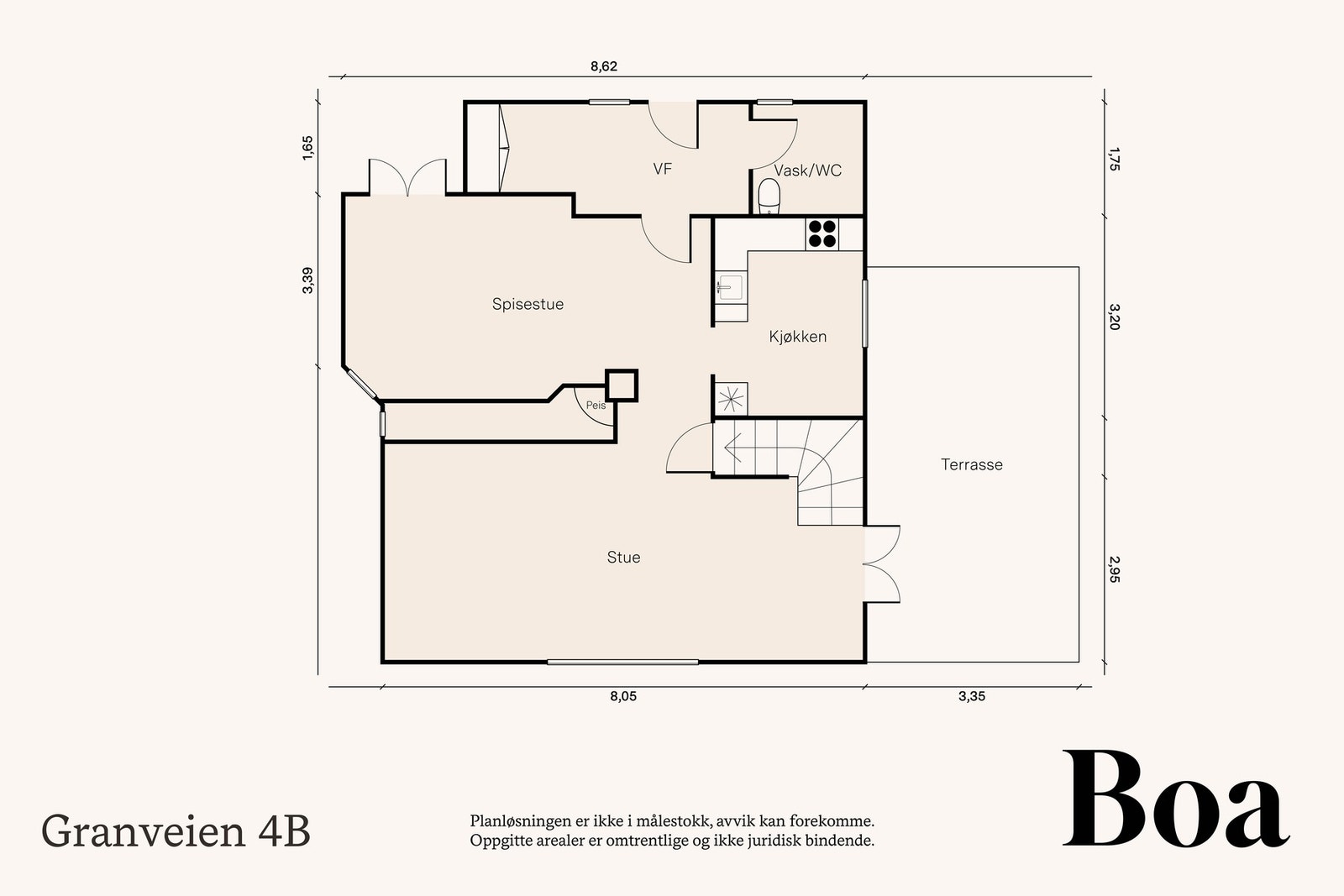 1. etasje: Vindfang, vaskerom/wc, kjøkken og stue/spisestue m/trapp. Romhøyde i stuen er 2,50 m.
Fra stuen er det utgang til delvis overbygget terrasse på ca 23 m². Fra spisestuen er det utgang og trapp ned til hage. Galleribilde