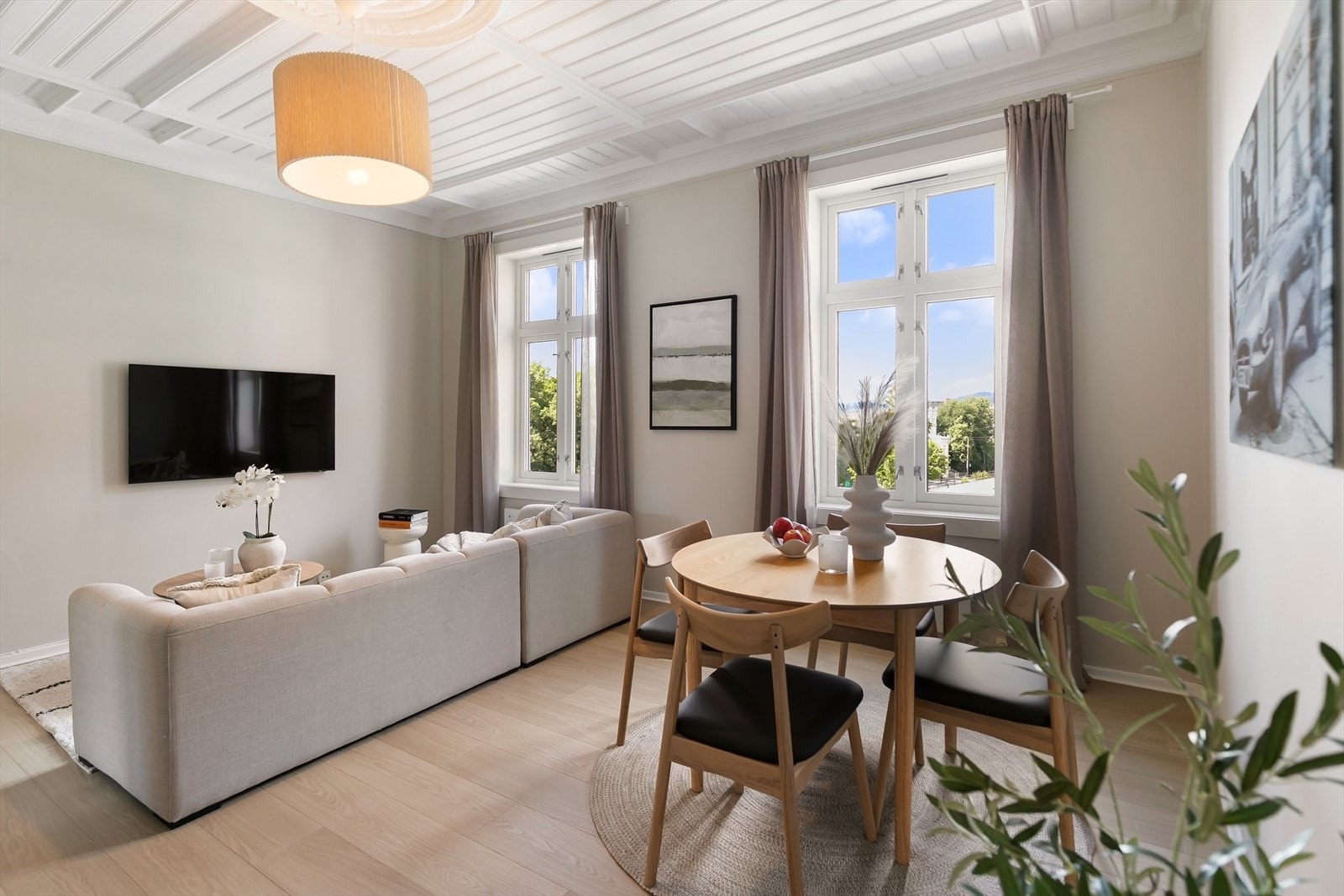 God plass til spisebord og stoler. Galleribilde