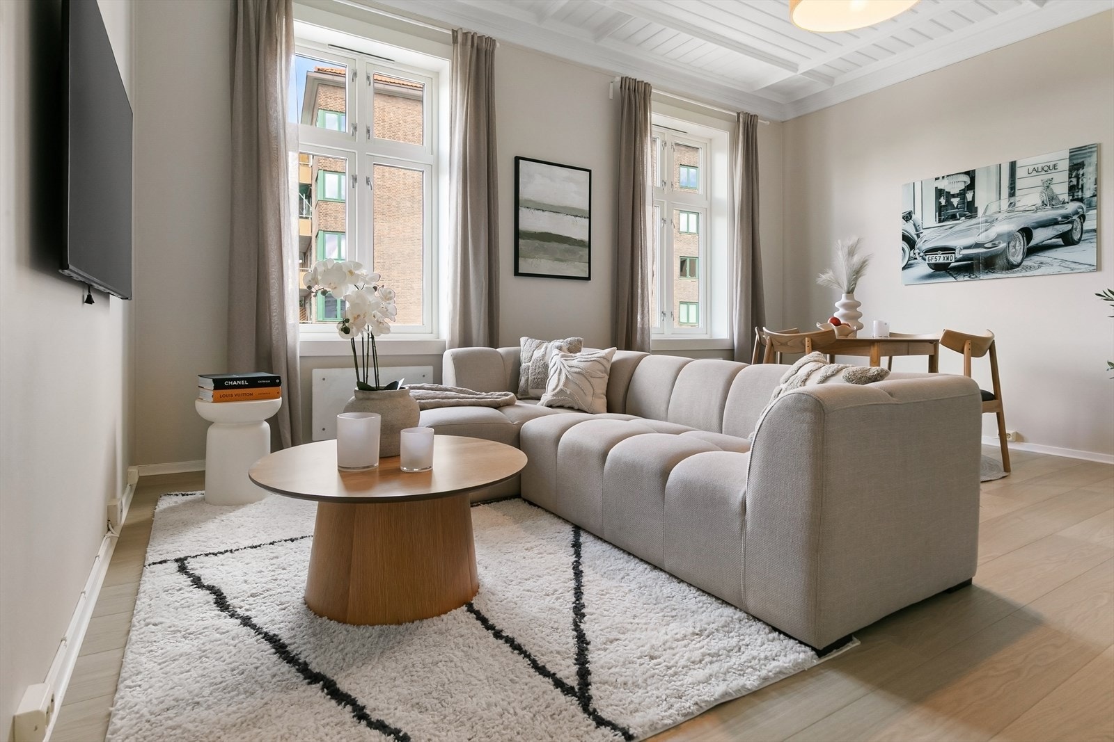 Leiligheten har en generøs takhøyde. Galleribilde