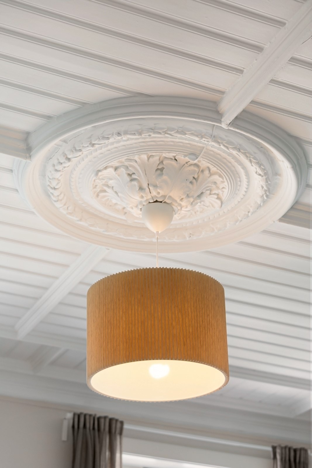 Her bor du i en klassisk bygård med rosett og flott utsmykning i taket. Galleribilde