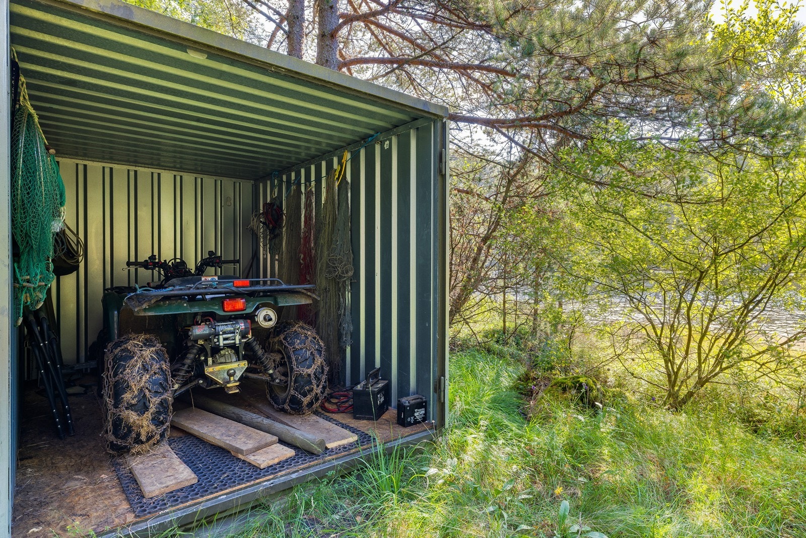 Den ene blir blant annet brukt som garasje for ATV som er praktisk å benytte som fremkostmiddel. Galleribilde