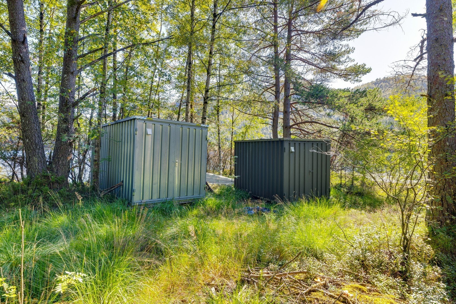På eiendommen er det oppført praktiske lagringsboder som gir gode oppbevaringsmuligheter til utstyr og redskaper. Galleribilde