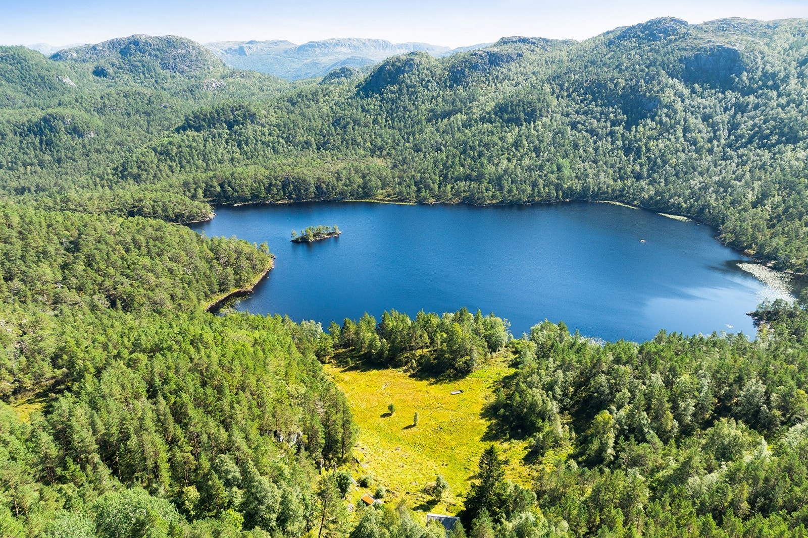 Eiendommen er pr dags ca 126 dekar inkl et felleseie, men det pågår et jordskifte hvor eiendommen vil bli redusert til ca 96 dekar, men få mer formålstjenlige arealer og alt samlet på kun 1 parsell. Eiendommen er foreløpig ikke oppmålt på nytt. Galleribilde