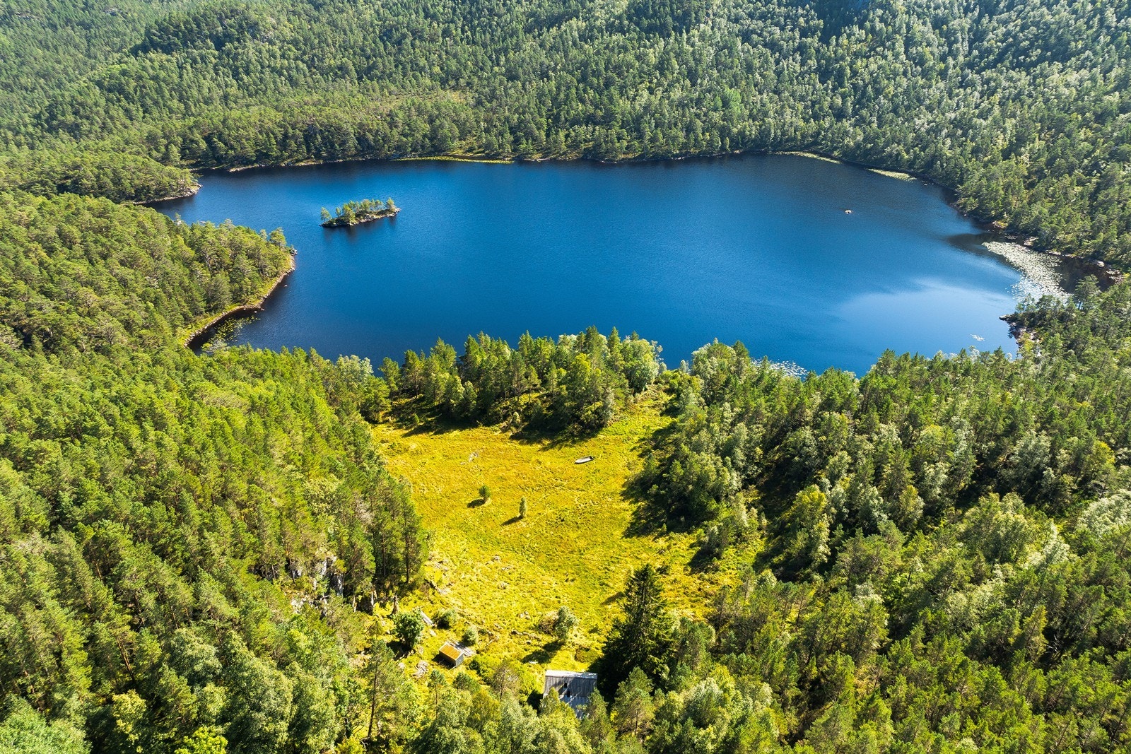 Med umiddelbar nærhet til vannet har man gode muligheter for fiske og bading. Det medfølger 2 båter som ligger på eiendommen. Galleribilde