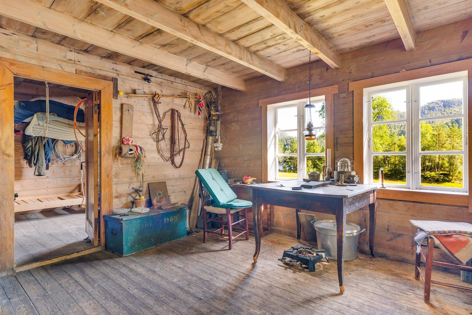 Det er satt inn nyere 1-lags vinduer som er spesialbestilt for denne type bygning og stil. Galleribilde