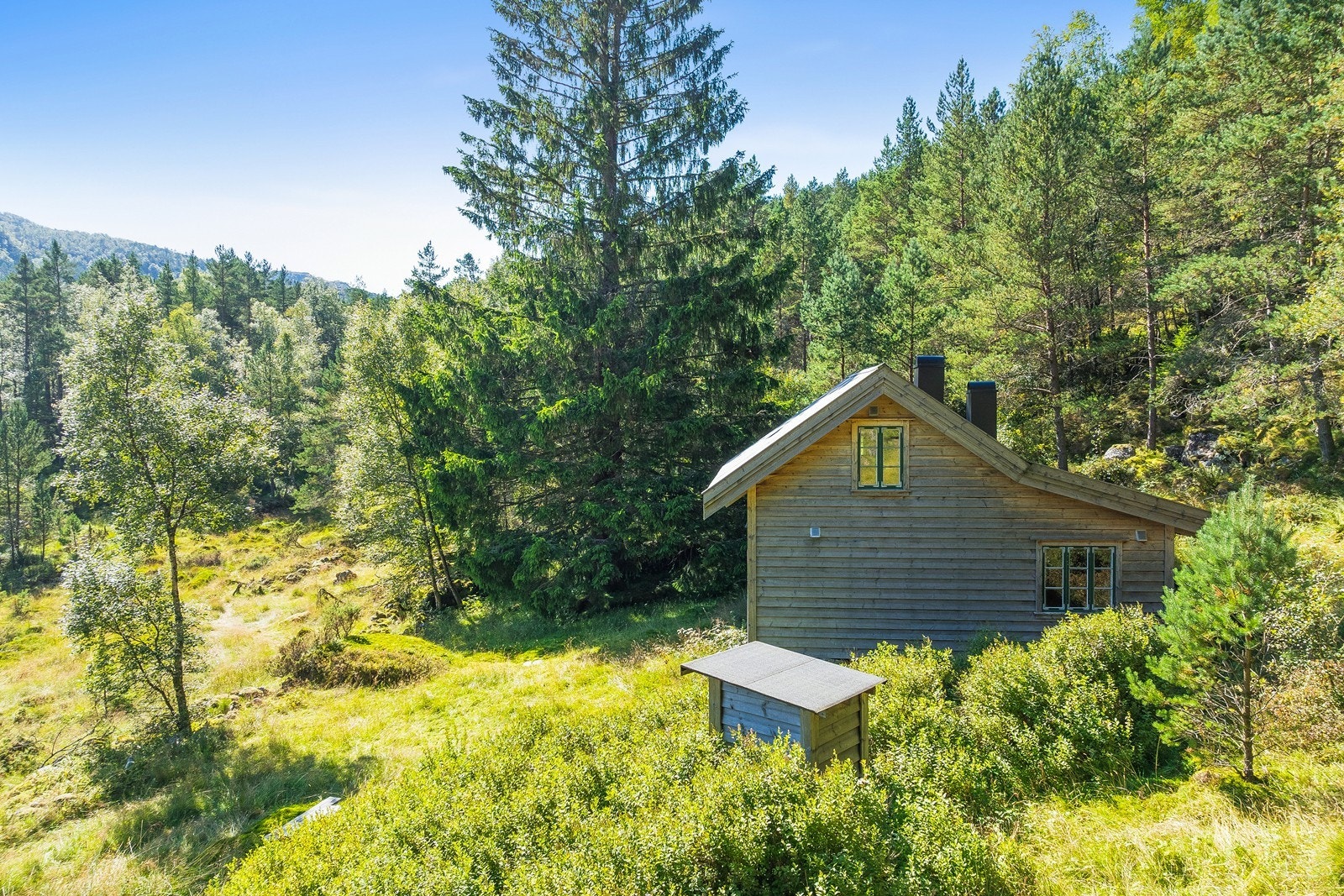 Eiendommen byr på rolige omgivelser med utsikt mot skogkledde områder og variert naturterreng. Galleribilde