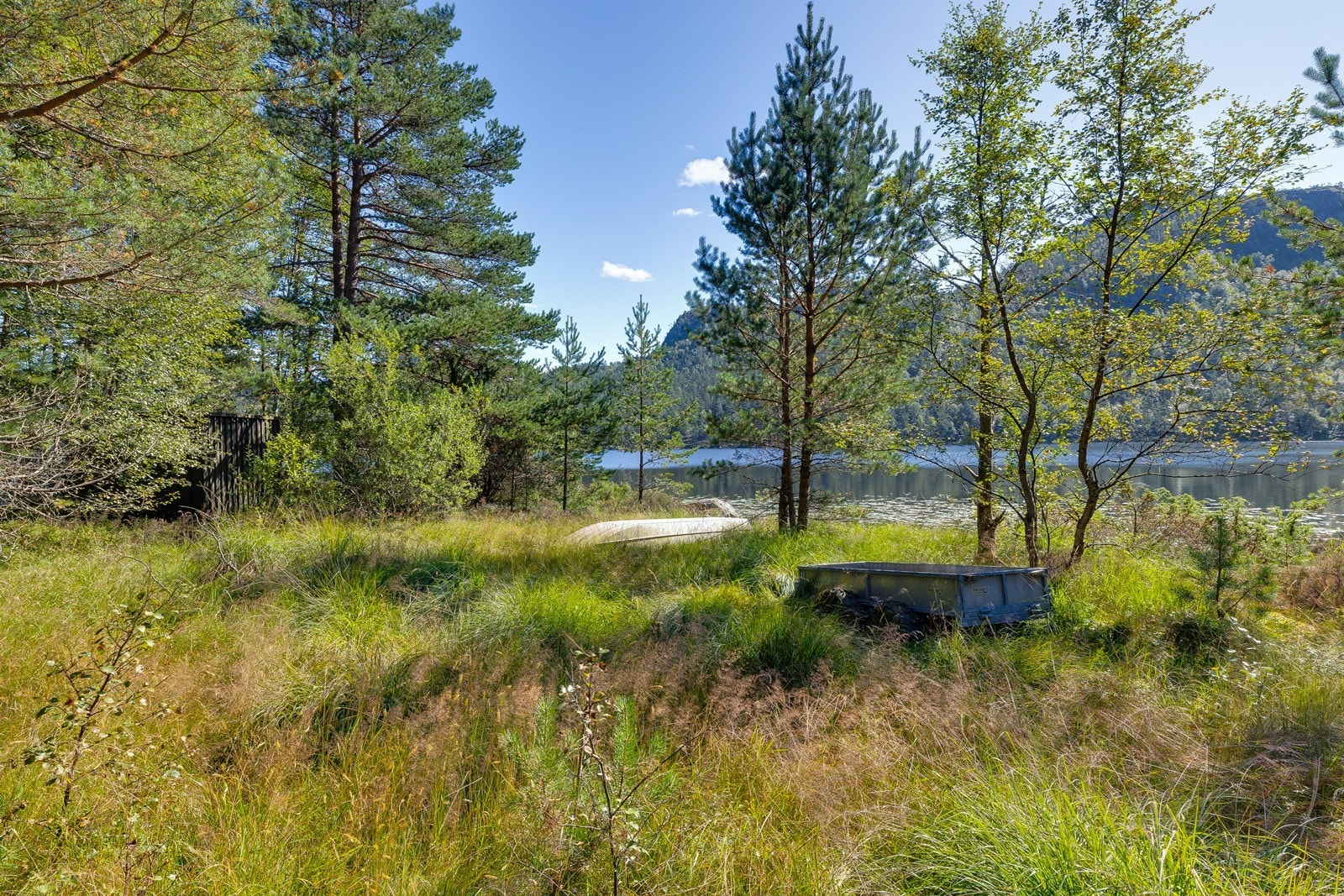 Eiendommen benytter vaskevann i bekk og i vann nedenfor hytta. Det er ikke boret etter vann. Selger har pleid å ta med drikkevann hit. Galleribilde