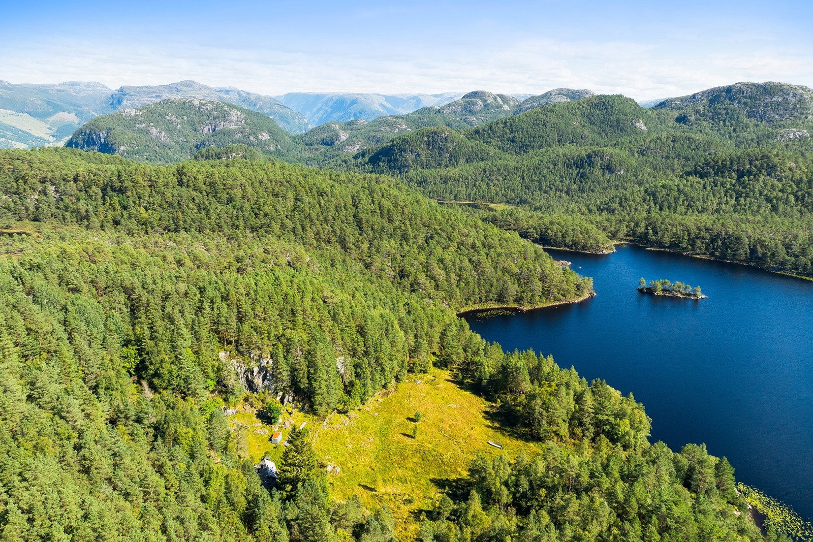 Eiendommen ligger midt i den vakre Ryfylkenaturen med naturskjønn beliggenhet ved vannet, omgitt av skogkledde åser. Galleribilde