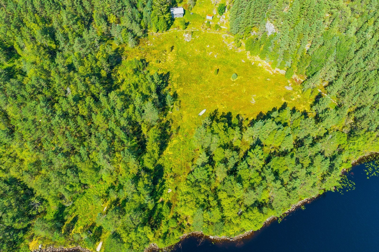 Eiendommens historie strekker seg langt bakover i tid, og bygningen er registrert oppført i 1840 hvor gården var i drift i over 100 år. Galleribilde