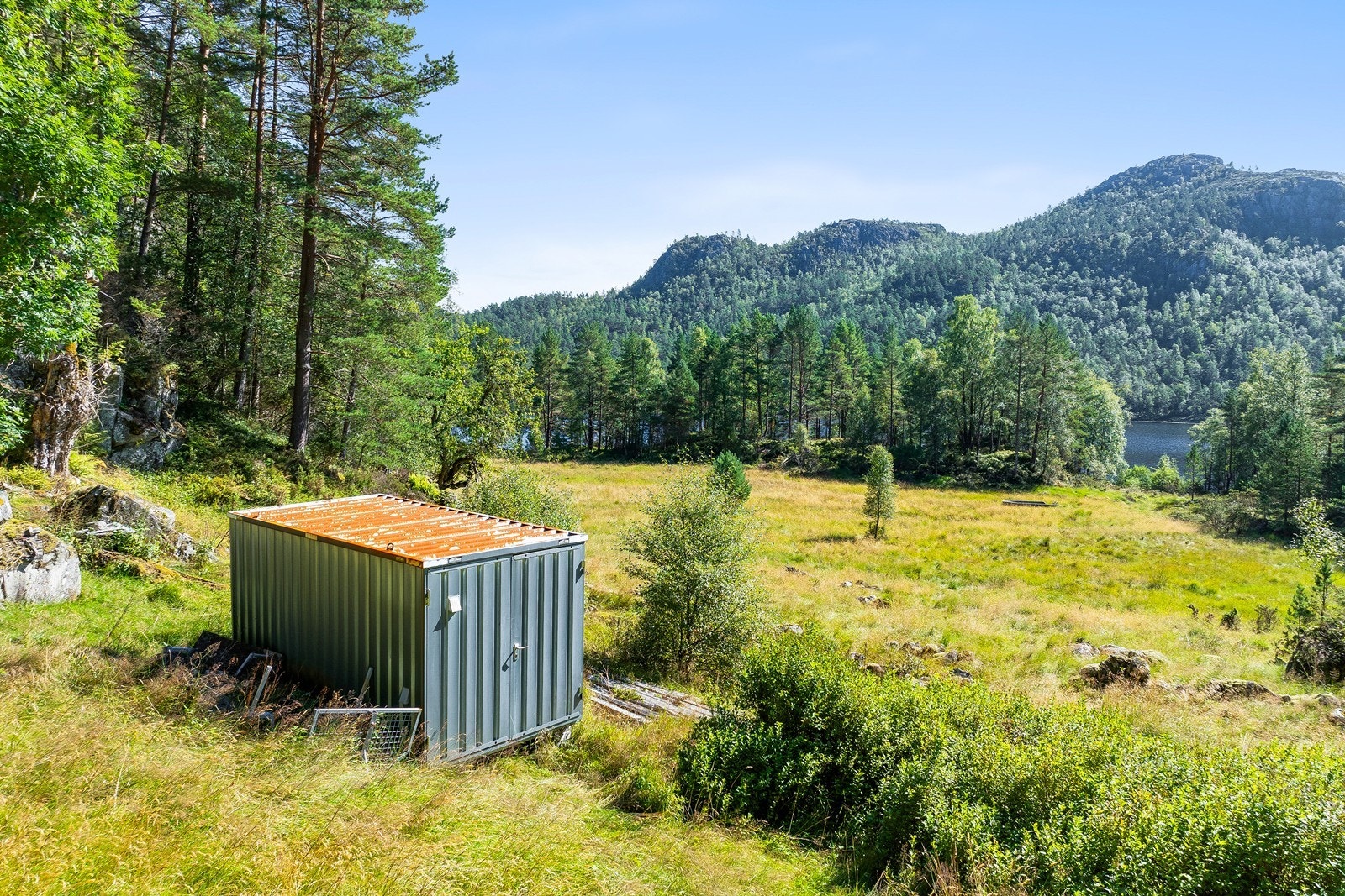 Eiendommen har et innmarksbeite på 8,9 dekar ved tunet på Hetleli, samt en container for lagring av ytterligere utstyr. Galleribilde