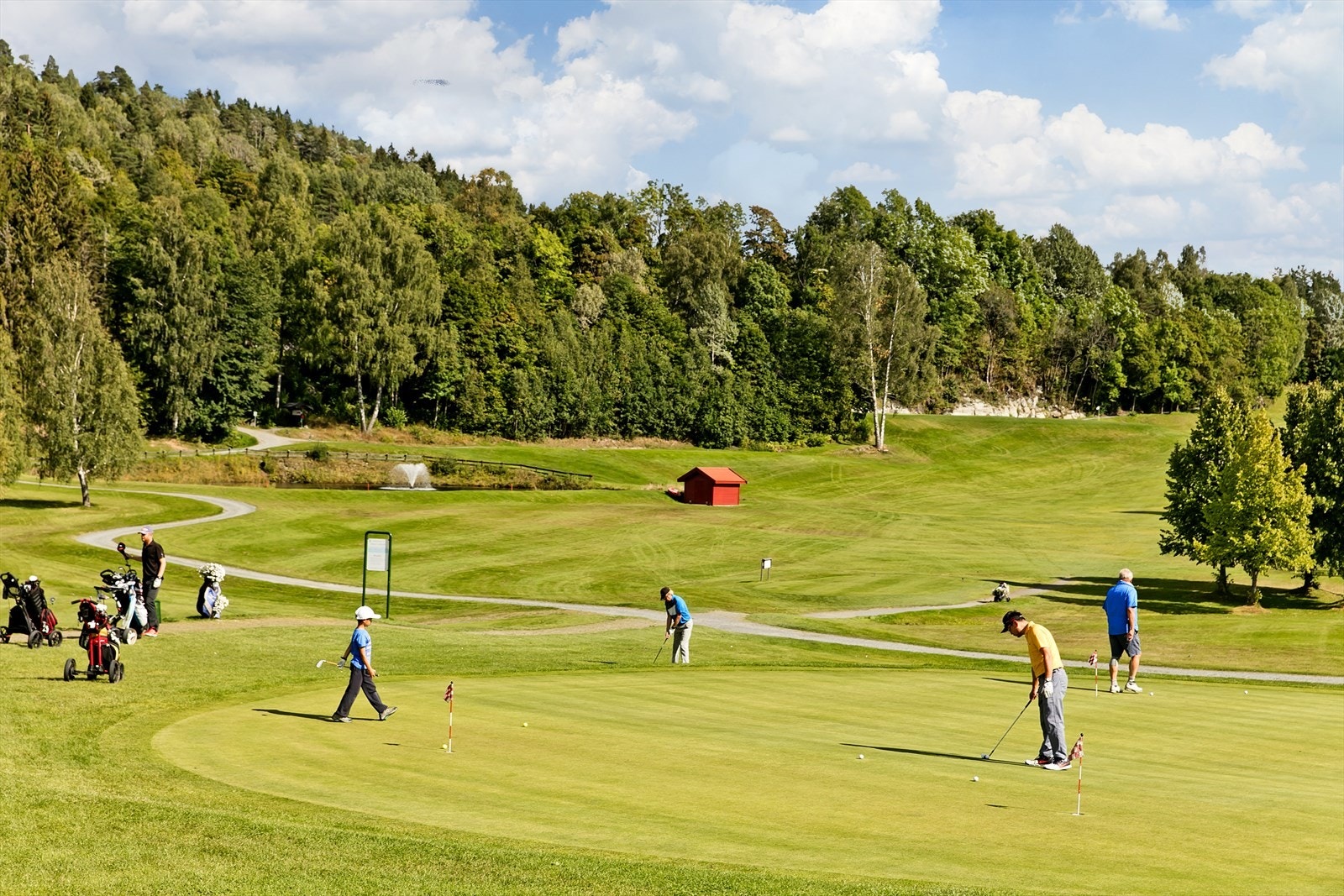 Lommedalen golfklubb har 9 hulls parkbane, Bærum golfklubb har 18 hullsbane Galleribilde