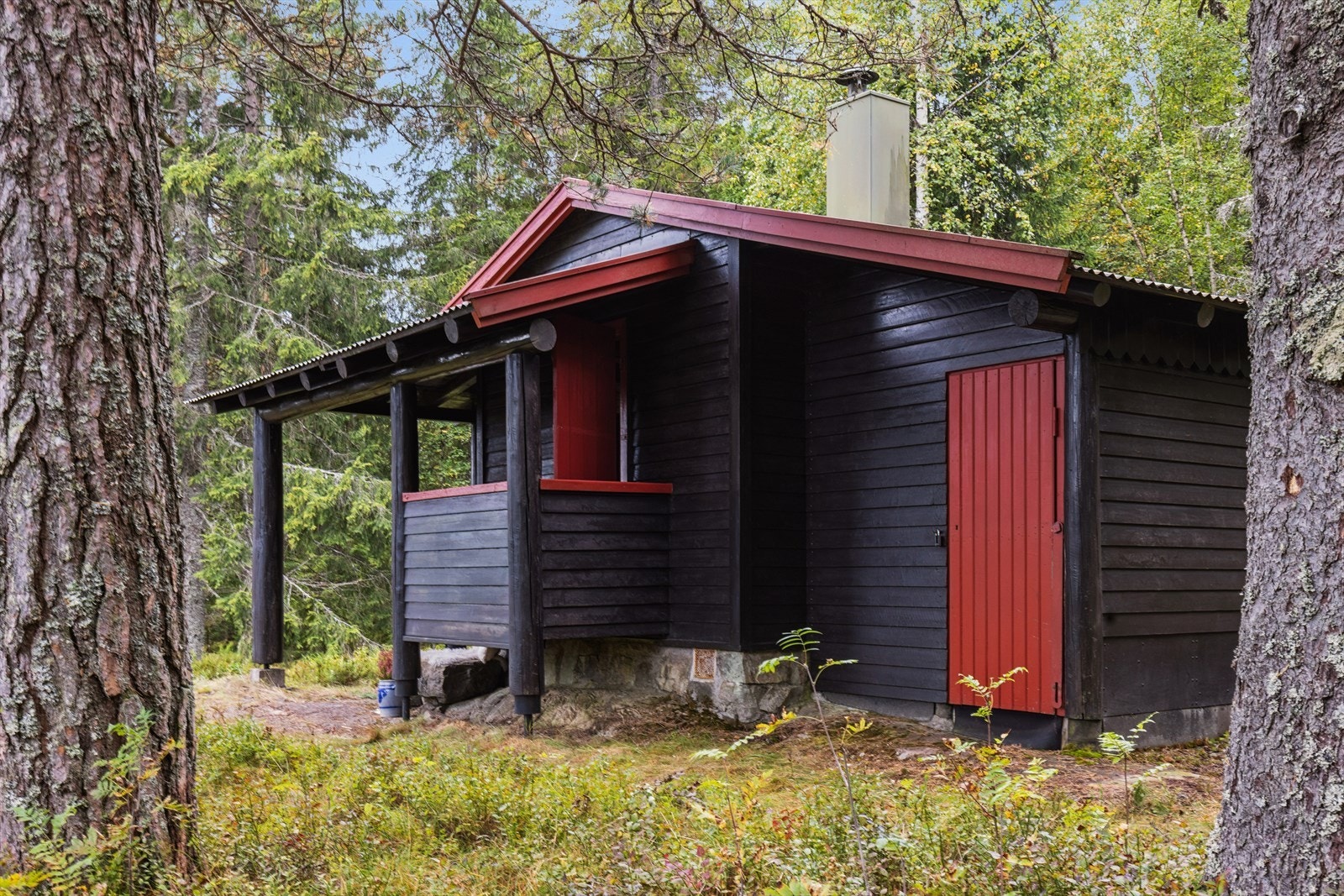 Inngang til bod med utedo Galleribilde