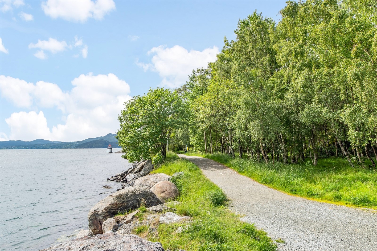 Sjønære turstier og fine rekreasjonsområder ligger lett tilgjengelig fra leiligheten. Galleribilde
