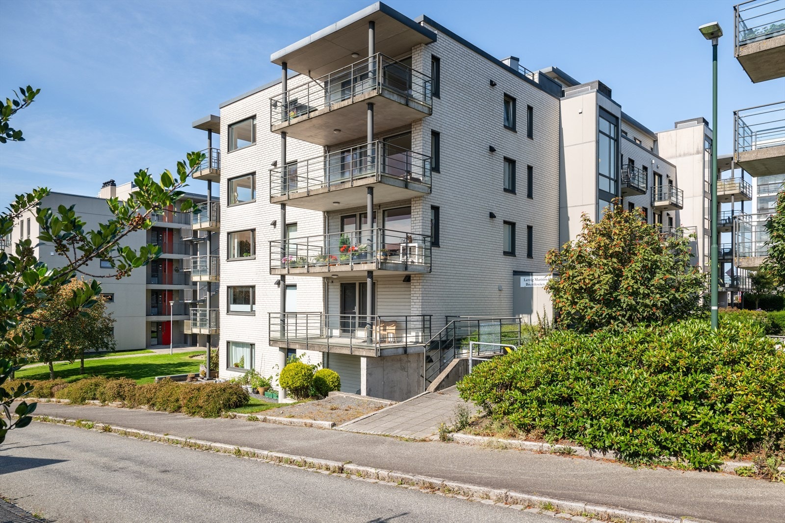 Leiligheten ligger i et etablert boligbygg med hyggelige og grønne omgivelser. Galleribilde