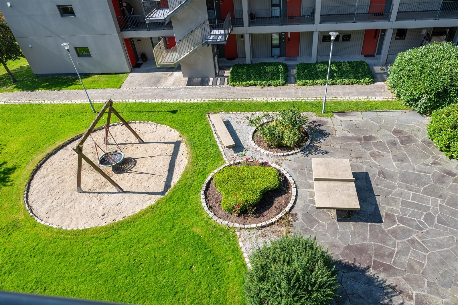Eiendommen inngår i et etablert boligområde med pent opparbeidede fellesarealer og frodig beplantning. Galleribilde