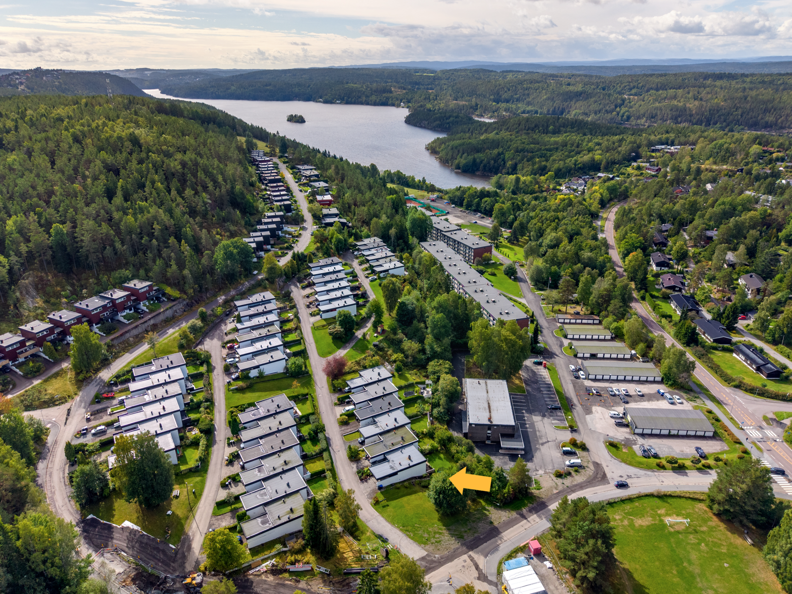 Her bor du i et meget attraktivt og barnevennlig boligområde med kort vei til skoler, kollektivtransport, butikker og marka. Galleribilde