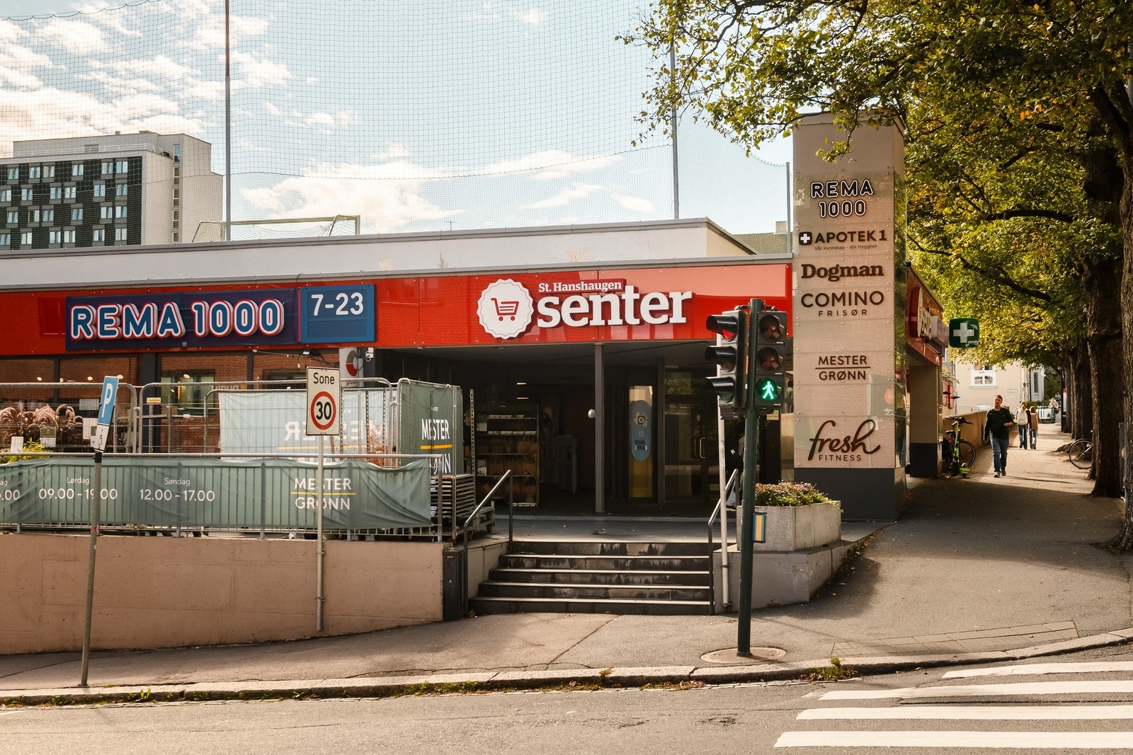 Svært sentral beliggenhet mellom St. Hanshaugen og Ila, med kort vei til parker, kaféer og butikker. St. Hanshaugen Senter ligger like ved med dagligvare, apotek og treningssenter. Galleribilde