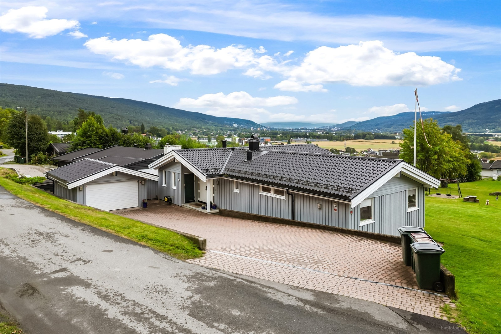 Eiendommen er beliggende på Solbergmoen i et rolig og attraktivt boligområde med flott utsikt.
Foto: Haiman Askari. Galleribilde
