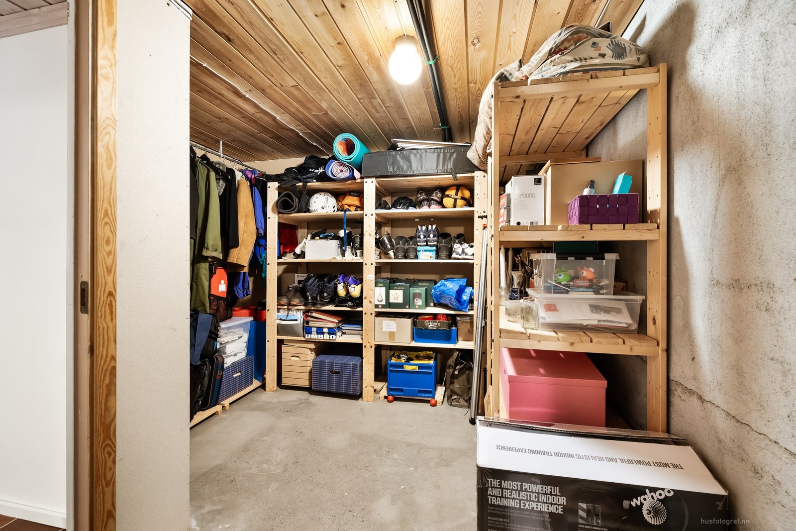 Boligen har rikelig med lagringsplass, med blant annet tre boder i underetasjen. Etasjen er ikke byggemeldt. Galleribilde