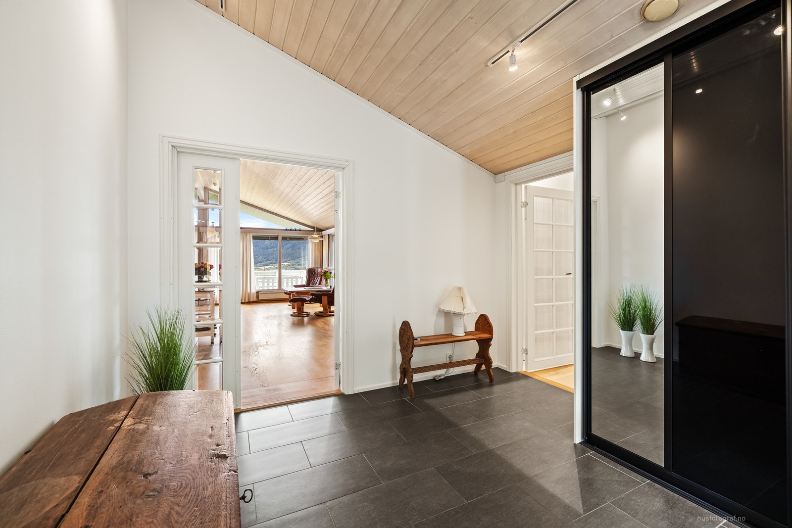 Fra entréen er det en åpen og innbydende siktlinje inn mot stuen. Galleribilde