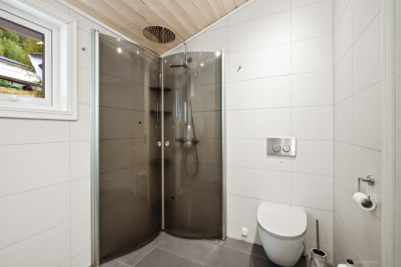 Badet har gulvvarme, dobbelservant og regnfallsdusj. Galleribilde