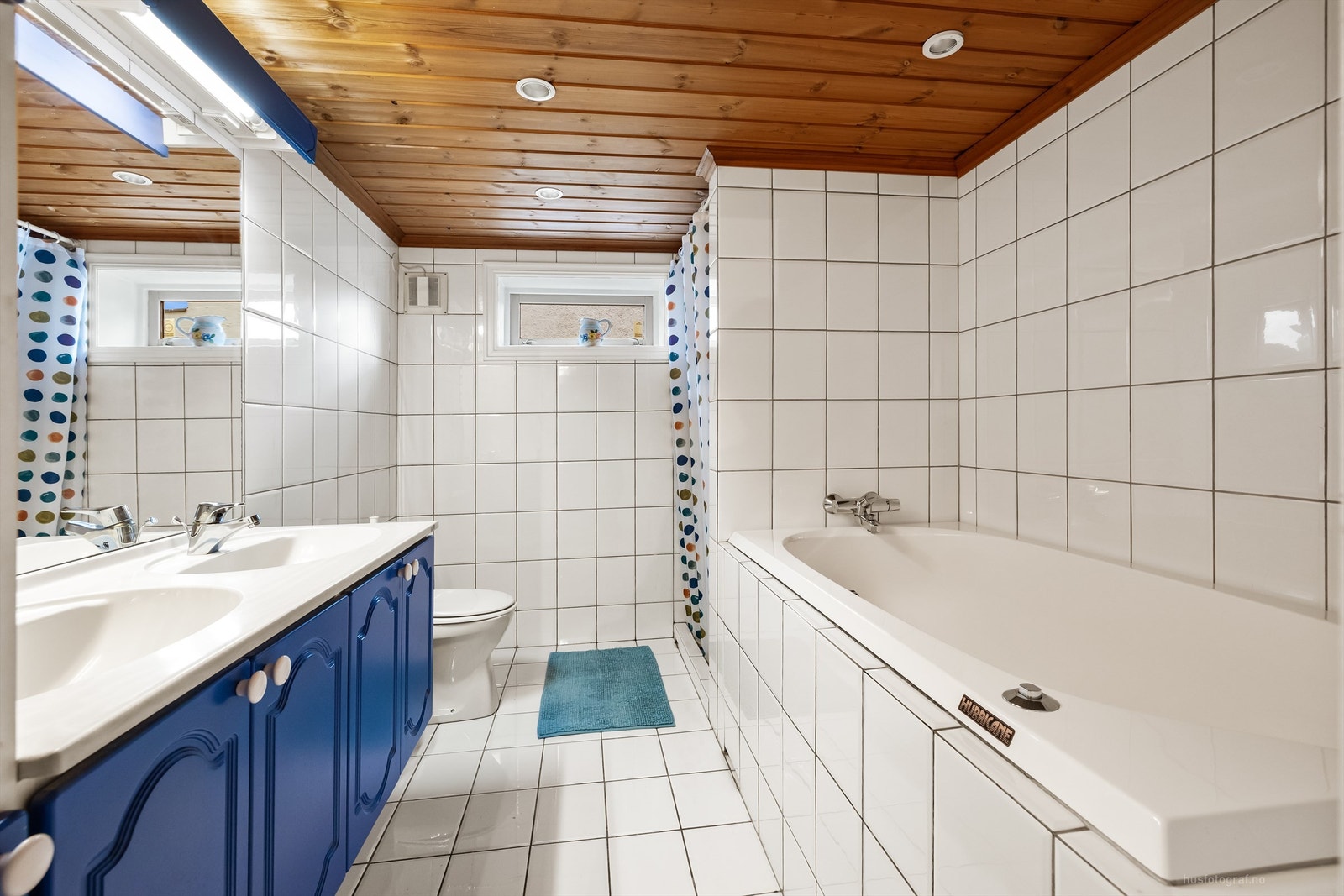 Badet i underetasjen er utstyrt med dobbelservant og dusjnisje. Etasjen er ikke byggemeldt. Galleribilde