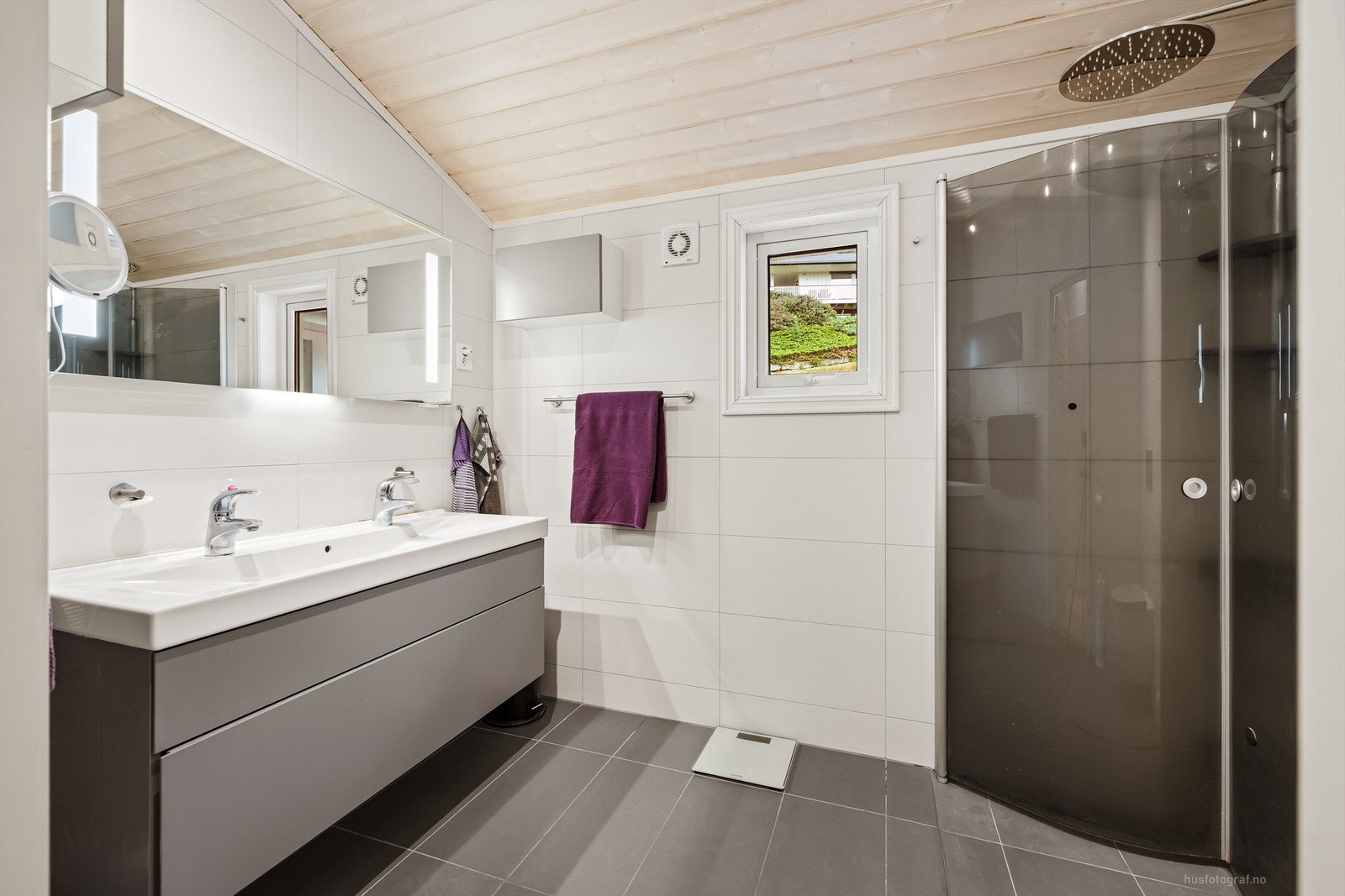 Lyst og pent bad i 1. etasje, som ble oppgradert i 2015. Galleribilde