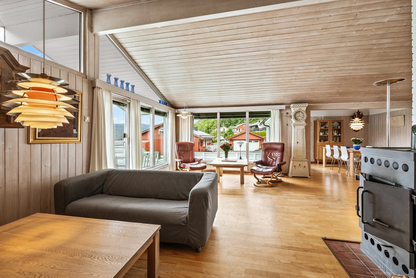Stuen er romslig og gir god plass til flere sosiale soner. Galleribilde