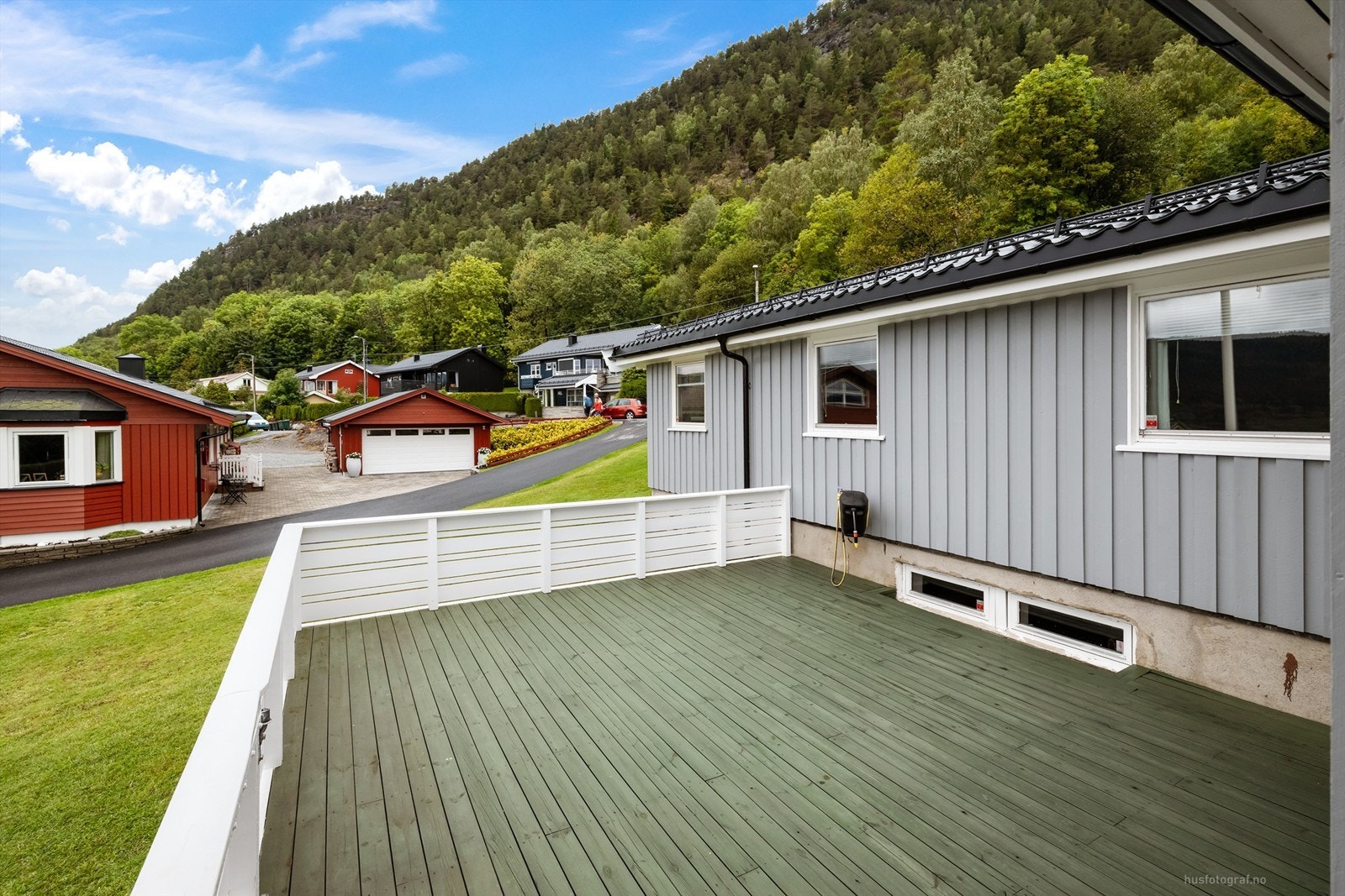 Videre er det adkomst til et lettstelt og romslig hageområde. Galleribilde