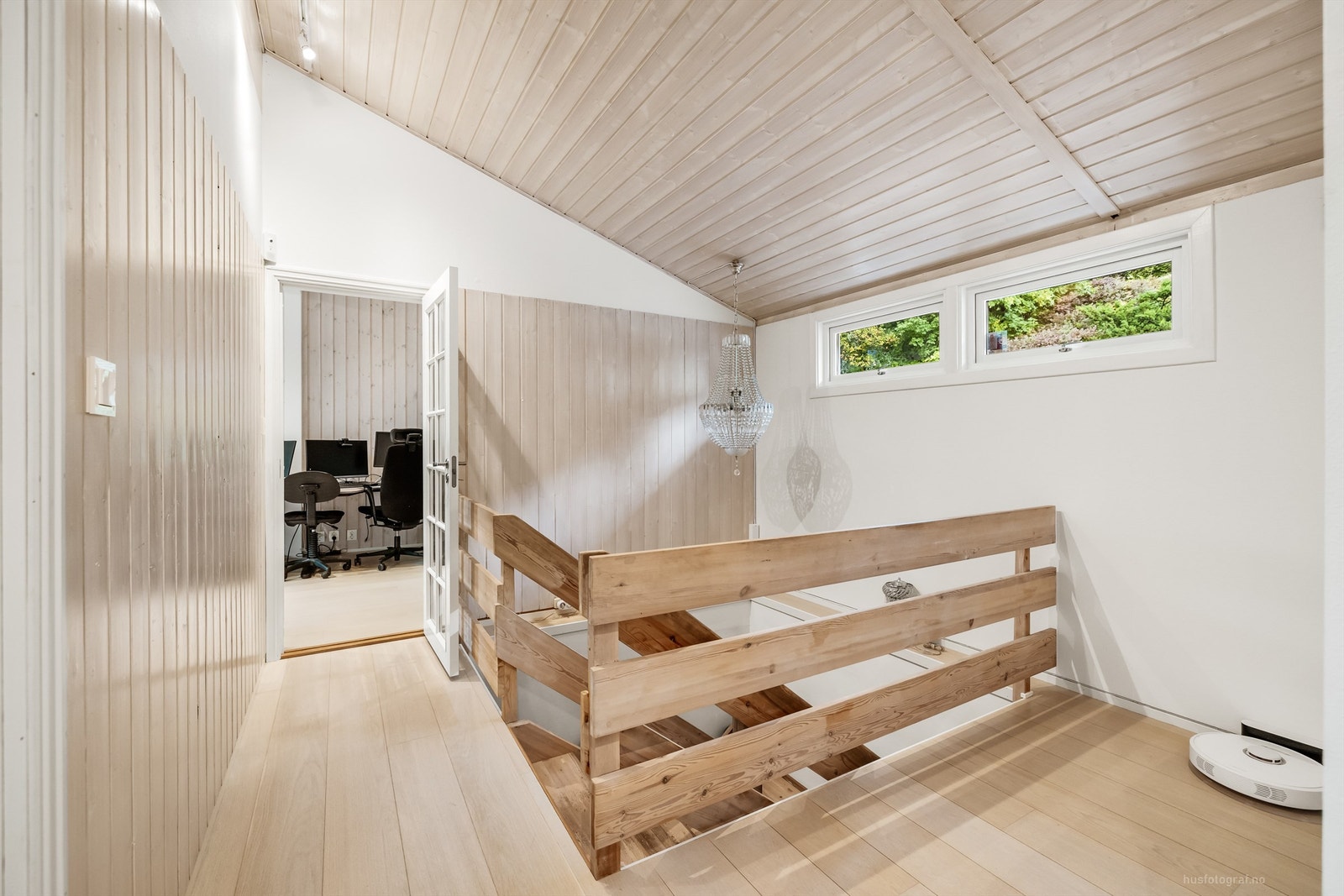 Tretrapp (ikke byggemeldt) som forbinder de to etasjene. Galleribilde