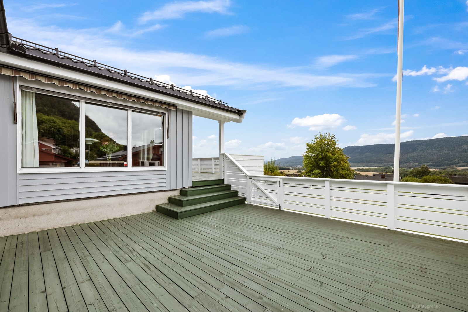Stor terrasse på 55 kvm i to ulike nivåer. Galleribilde