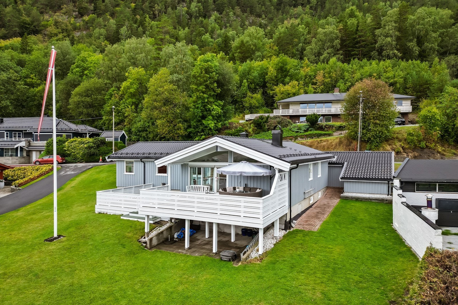 Umiddelbar nærhet til marka med lysløype og tursti, rett bak eiendommen. Galleribilde