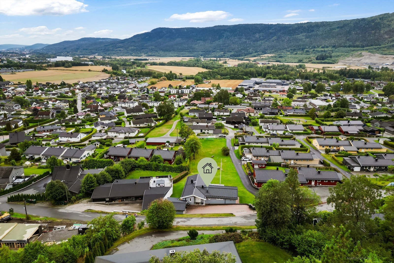 Praktisk avstand til barnehager, skoler, idrettsanlegg og Solbergsenteret. Galleribilde