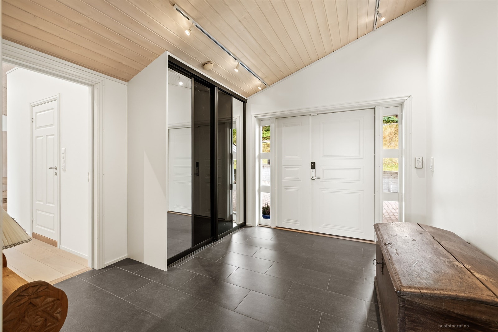 Romslig entré med skyvedørsgarderobe og gulvvarme. Galleribilde