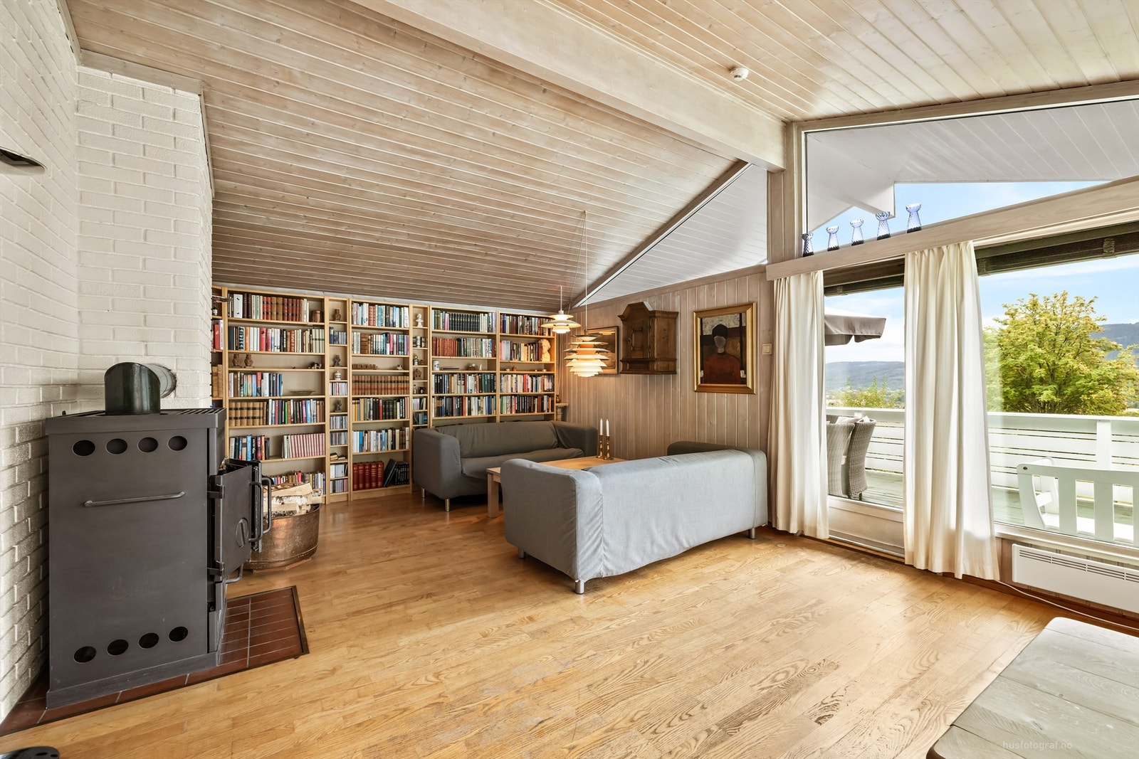 Stuen har en vedovn som gir god varme på kalde dager. Galleribilde