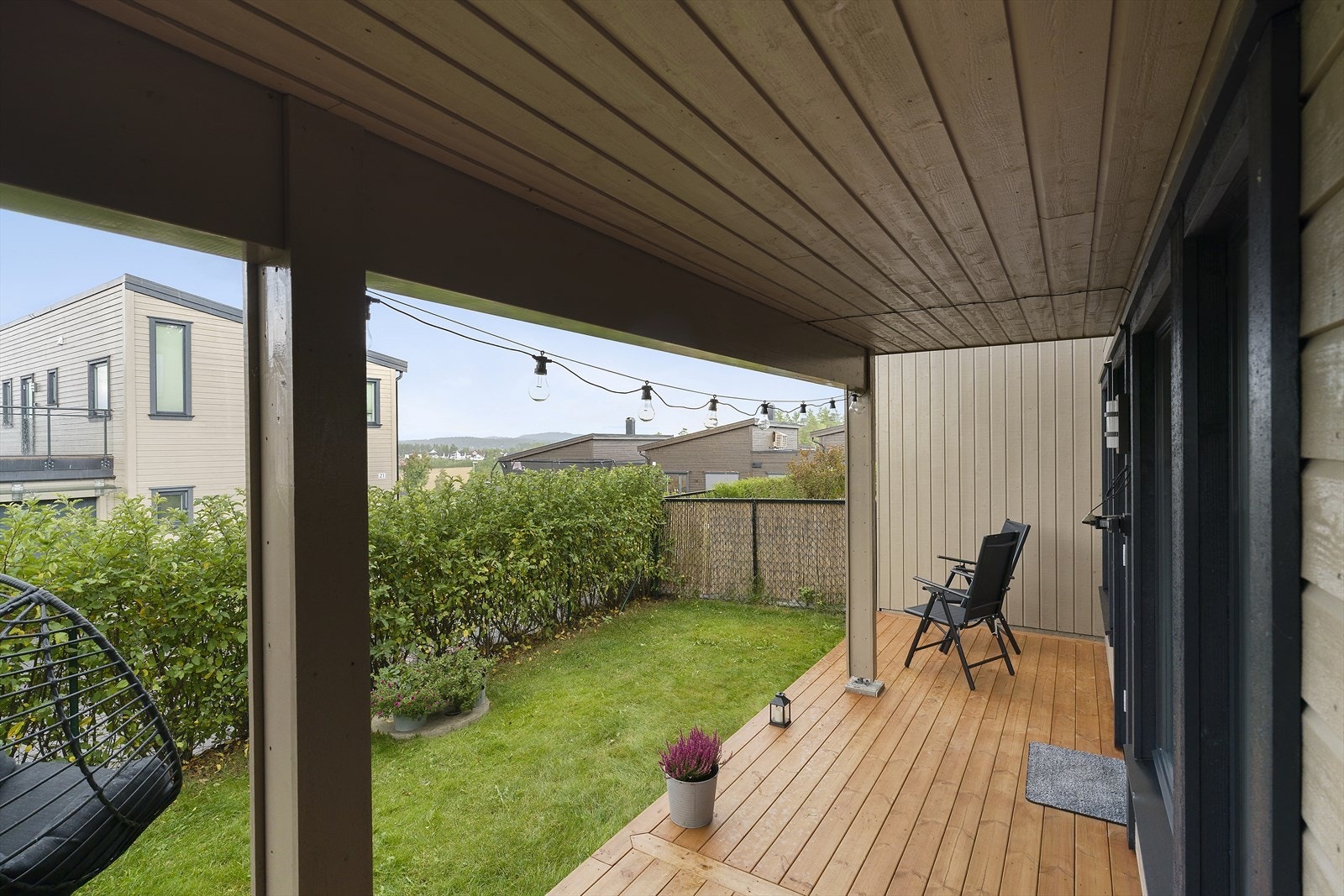 Terrassen har god plass til utemøbler og grill, og ligger i direkte tilknytning til hagen. Galleribilde