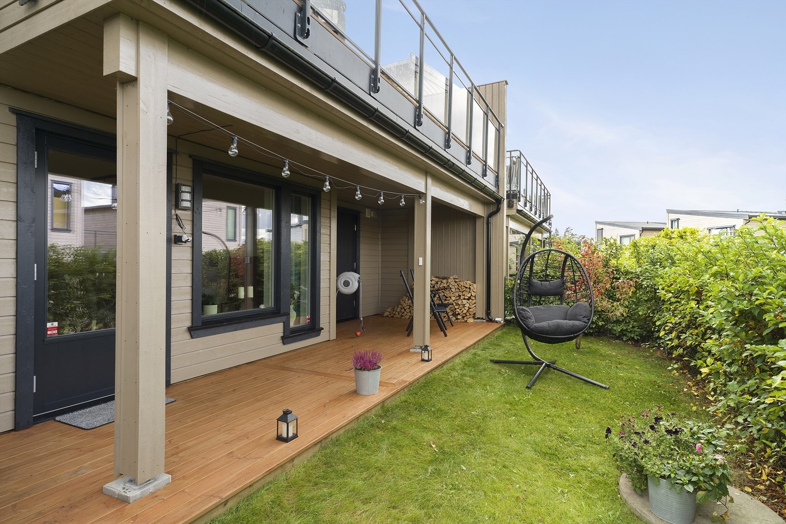 Nyt sol og avslapping på takterrassen, morgenkaffen på fremsiden eller privatlivet på markterrassen. Hage på begge sider Galleribilde