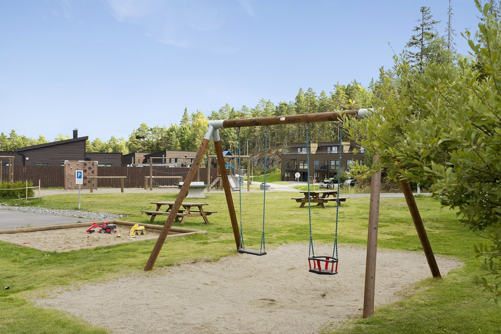 Fellesområdene er pent opparbeidet med sittegrupper, lekeapparater og beplantning Galleribilde