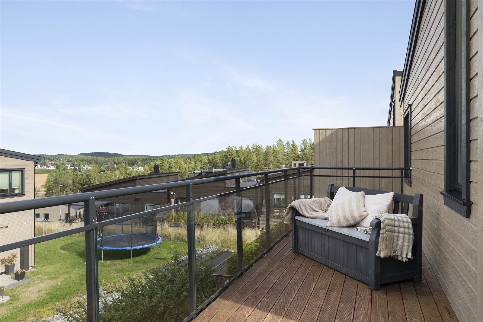 Terrassen er på ca. 43 kvm med gode møbleringsmuligheter og byr på flott utsikt over nærområdet og grønne omgivelser. Galleribilde